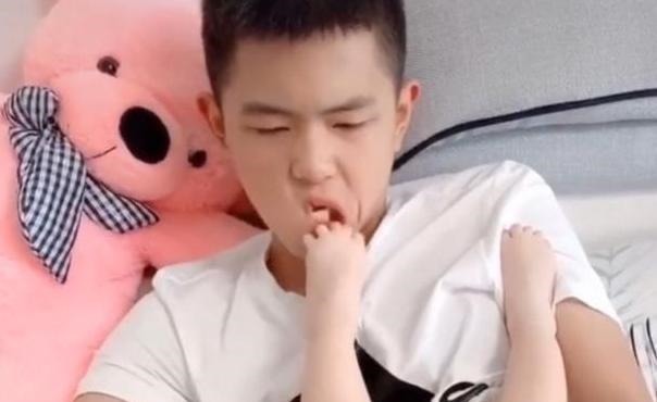 兄妹俩|妹妹将小脚塞进哥哥嘴里,哥哥满脸嫌弃,却不敢轻易发火