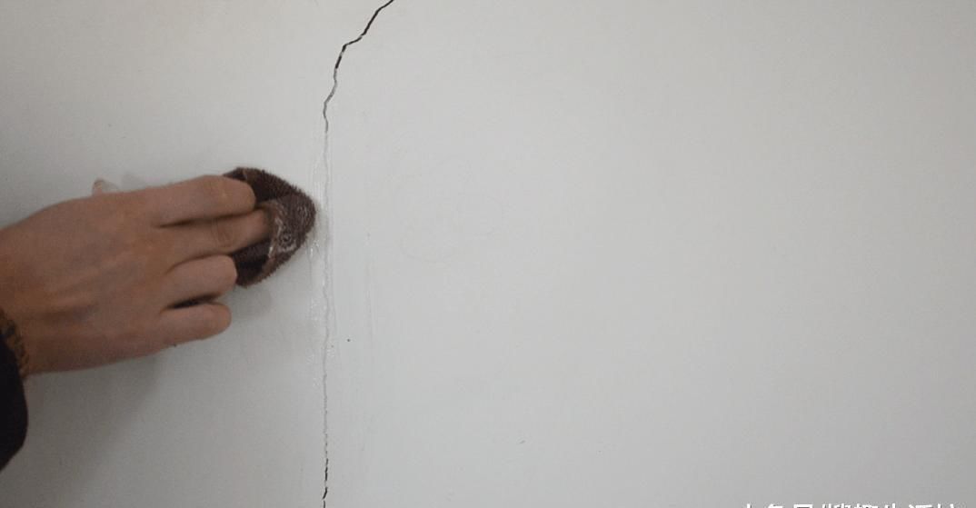 家里白墙不仅脏还有裂缝怎么办 用它涂一涂, 墙壁立马焕然一新