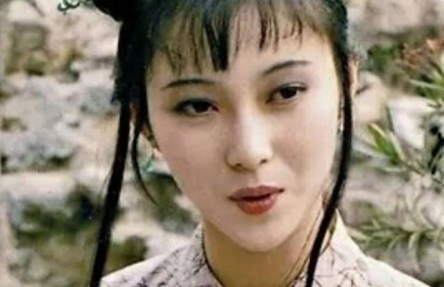 碧玉佩!邢岫烟和宝玉同一天生日,那么这两人有什么特殊关系