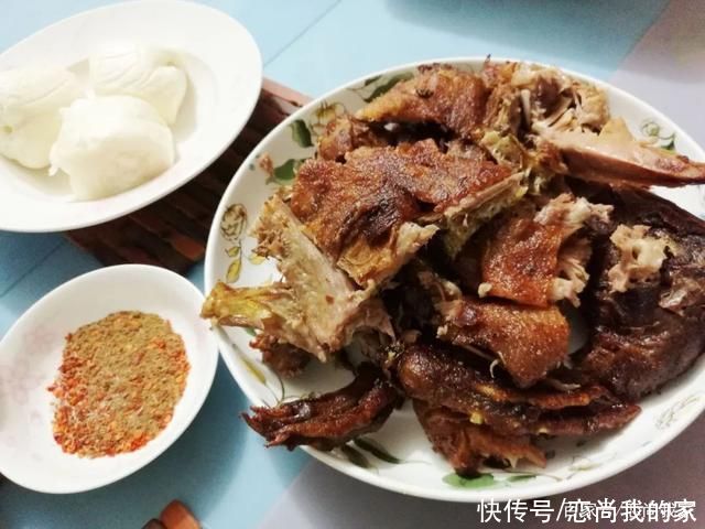 鸭肉|夏天适合吃鸭肉，鸭肉这样做香酥入味，我们家每次做一只还不够吃