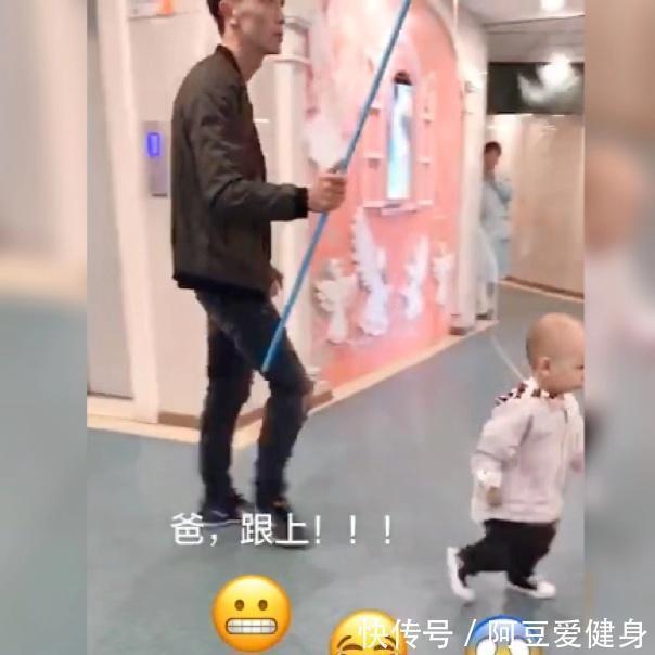 孩子|“超霸气萌娃”医院输液走红,哪怕是输液也丝毫不能影响我溜爸爸