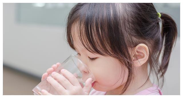 孩子感冒时应该喝足够的水吗？