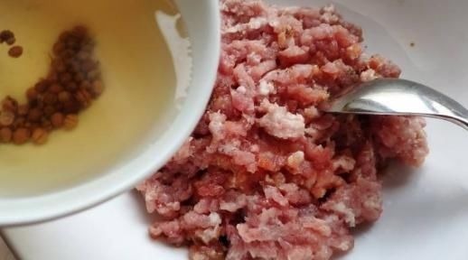 调肉馅时，牢记两放三不放，肉香无腥，鲜嫩多汁，教你正确做法