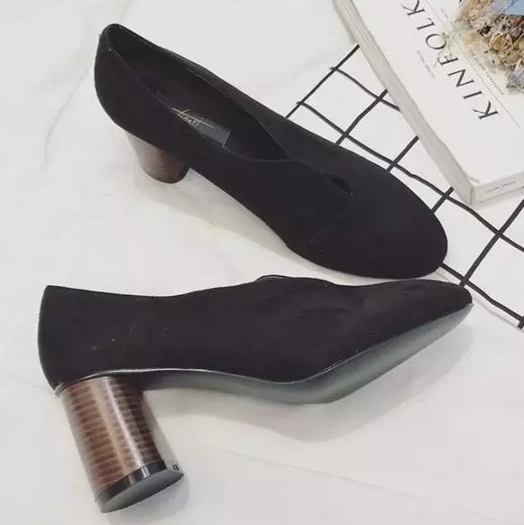 一双百搭的黑色高跟鞋, 让你简约当中透露着一丝温柔的气息