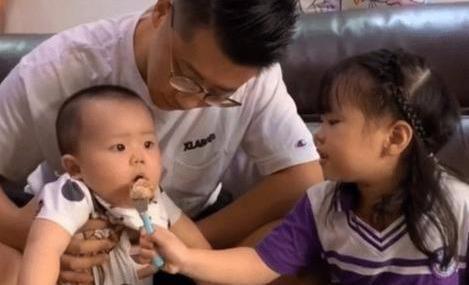 姐姐 “套路”弟弟,弟弟信以为真后一脸震惊,笑翻网友:太天真