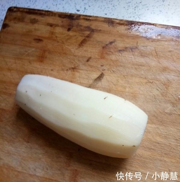 莲藕一焯水就发黑?牢记几个小技巧,莲藕白净又脆爽,特别好吃