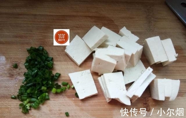 小面姨|豆腐别总炒着吃,教你一个简单又好吃的做法,第一次做大家抢着吃