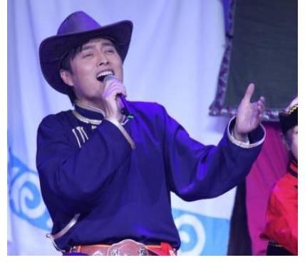 央視春晚|他因參加《星光大道》走紅，二婚娶“師妹”，如今過(guò)得幸福美滿！