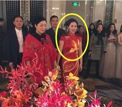 牛仔裙","m":"61aff330bf564bed849b576ee3848f2275a45f52","nlabel":"stat_3107561776:zm.news.so.com:576O6I2j5aix5LmQ,pageType_zmt,glevel_3","ntag":"tfashion;sfashion_时尚;kfashion_1:搭配;kfashion_1:牛仔裙;kfashion_1:抹胸;cal