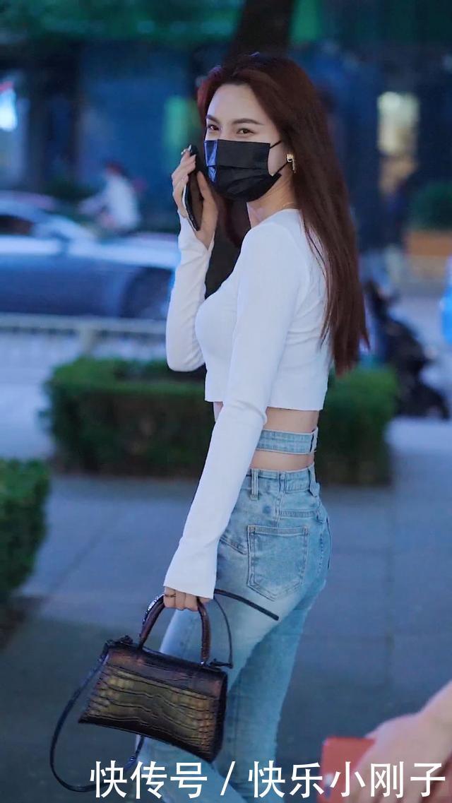 白色的T恤,不仅秀出迷人的锁骨,还展现出身体娇柔骨感