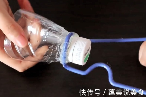 塑料瓶盖上套一个衣架，塞进马桶里面，解决了家家户户的大烦恼！