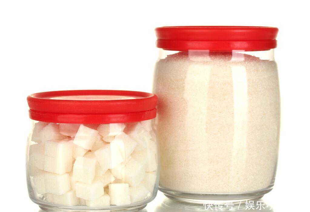 炒糖色到底是用油还是水?大厨教你,好多人都做错,难怪又黑又苦