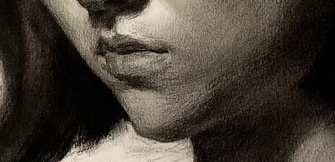 朱传奇&素描课堂|朱传奇教你画眼神低垂的短发女青年素描头像