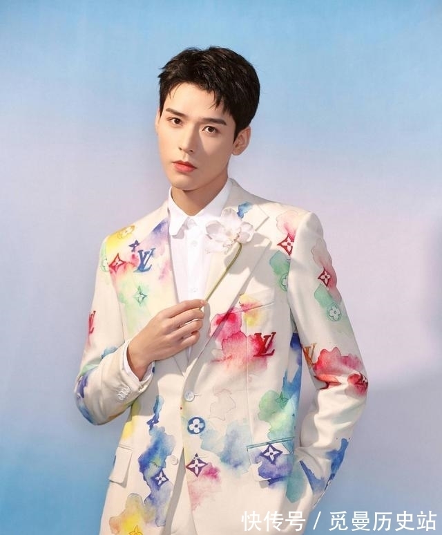 白襯衫|黃曉明現(xiàn)身《中餐廳》,穿白襯衫真是帥氣,龔俊將開始錄制