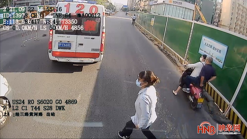 李秋云|打开生命的通道 郑州公交司机为120急救让路果断挪开护栏