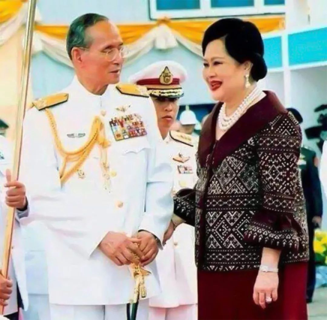 爱情故事$晚年诗丽吉低下了高傲的头,对丈夫牵手揽腰又献花,泰王被撩蒙了