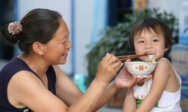 姥姥|3岁龙凤胎儿子奶奶带，女儿姥姥带，1个月后再见的差别，逗乐宝妈