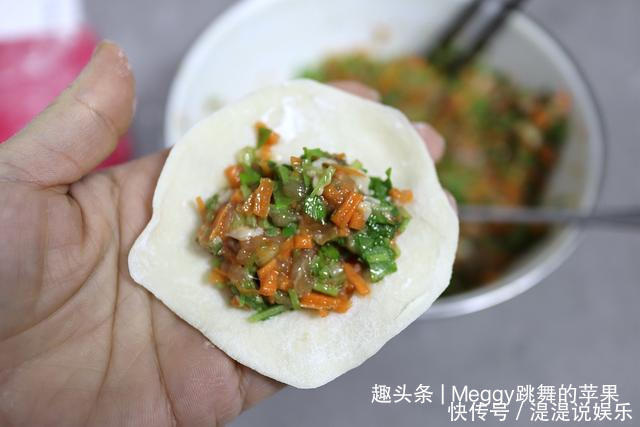 三伏天|三伏天,我给家人做蒸饺,8分钟出锅,柔软香嫩,手抓着吃更过瘾