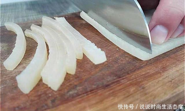 做猪皮冻时,直接煮就“废”了!多加这1步,皮冻更透亮,没腥味!