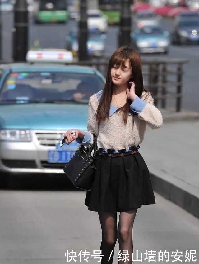 一双半套的丝袜结合一双气质的皮质高跟鞋，显得特别的有魅力