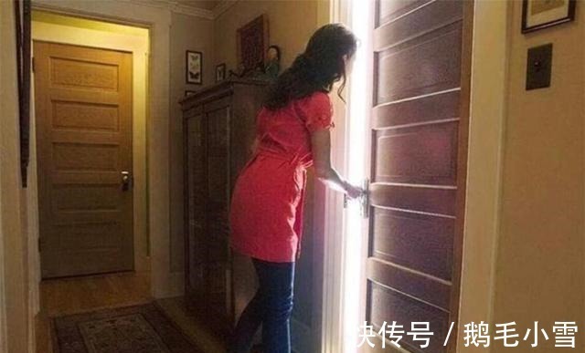 儿子|爸爸带双胞胎儿子睡觉,父子三人姿势神同步,网友亲生的没跑了