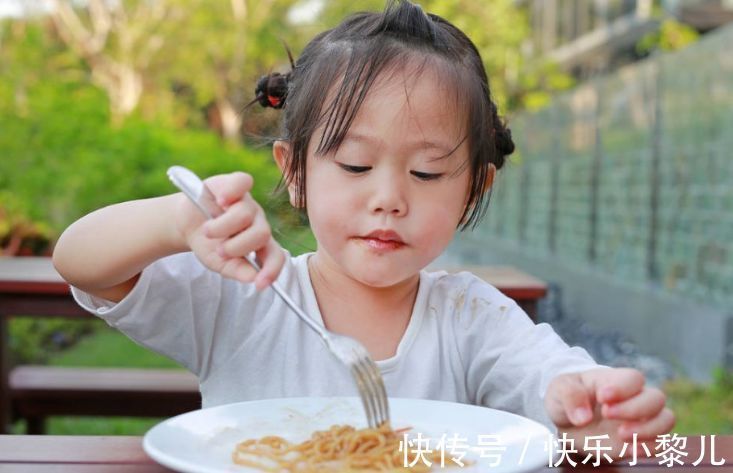 孩子|秋天照顾孩子,不要只知道让孩子多穿,“吃和睡”更要关心