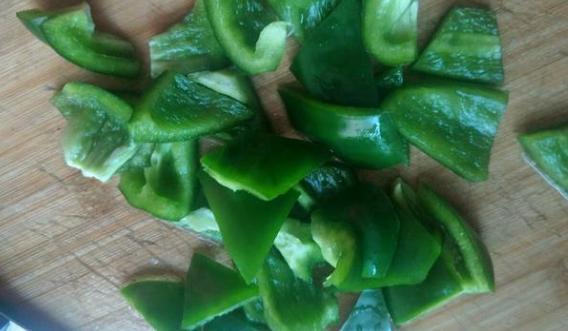 清炒鱿鱼圆椒,炒前泡一泡,味道更加好哟