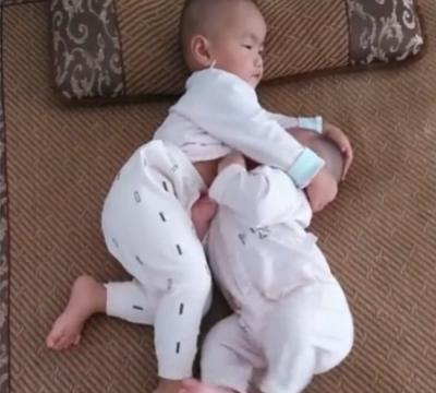 宝宝们|看到弟弟饿了,哥哥竟模仿妈妈,看了笑得直不起腰来