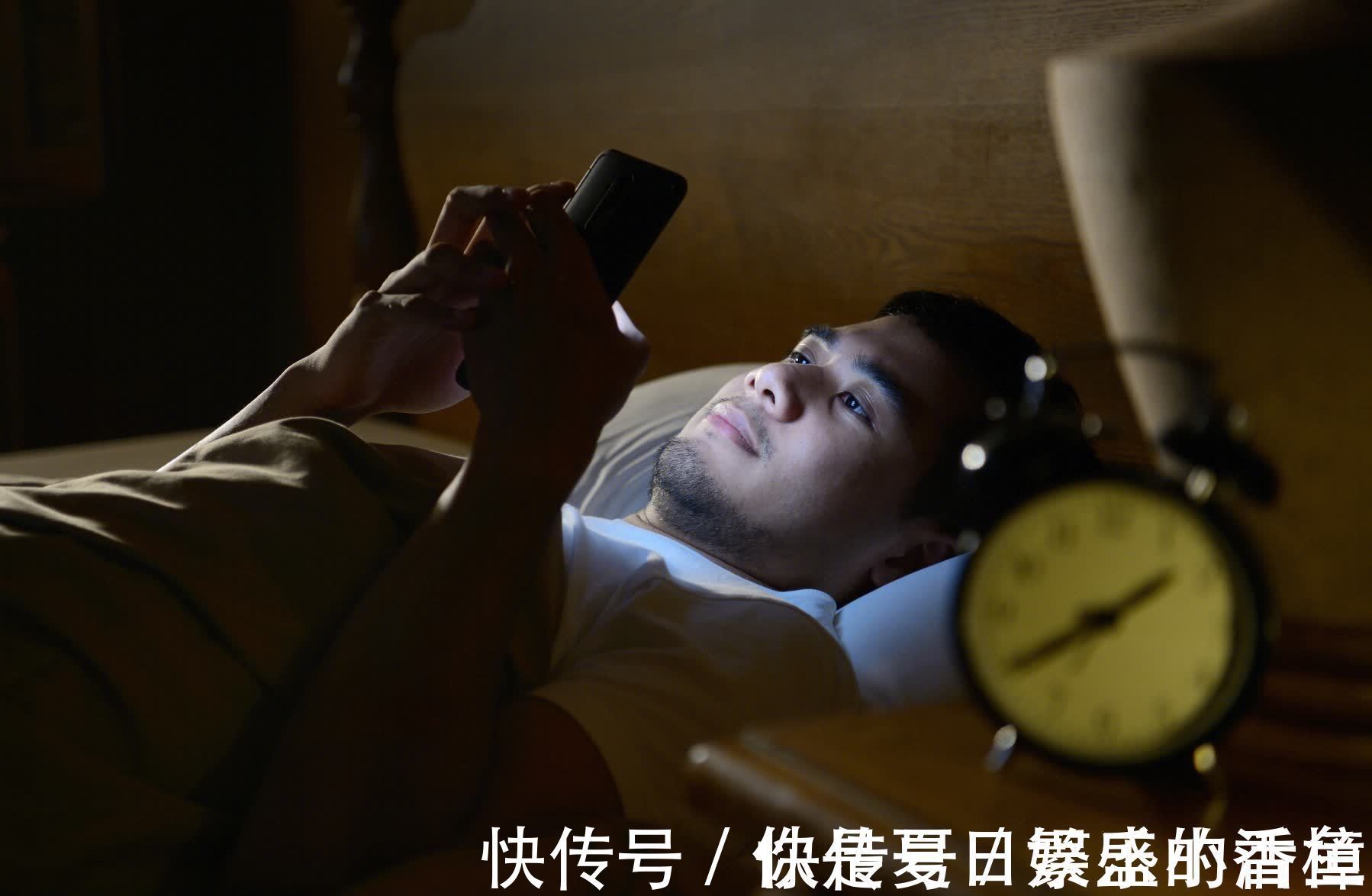 枕头|半夜三更经常自然醒?原因无非5种,枕头塞2物,告别失眠