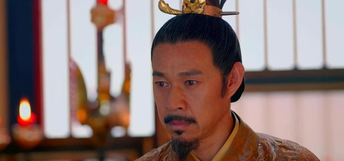 徐茂公|李世民给徐茂公披上龙袍，众臣羡慕，徐茂公却大惊：要想法保命了
