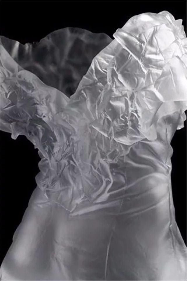 时装秀|艺术家用500斤玻璃做出重磅婚纱,惊艳时装秀,网友吐槽透明的怎么穿