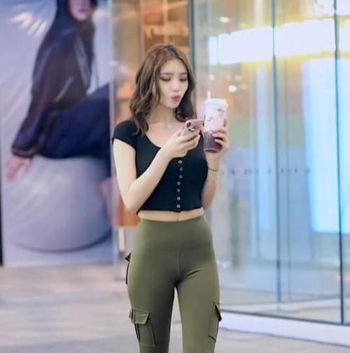 美女 最近流行的瑜伽裤“打底”,美女穿出了极致美,身材太赞了!