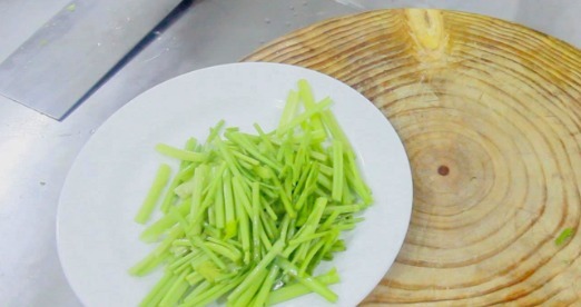 滑嫩|大厨教你芹菜怎样炒好吃?学会这技巧,芹菜清脆不变色,肉片滑嫩