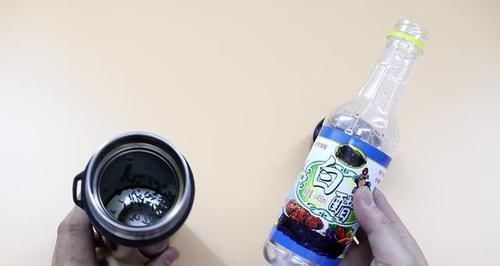 小窍门|如何清洗保温杯?教你一个小窍门,摇一摇就很干净,学会告诉家人