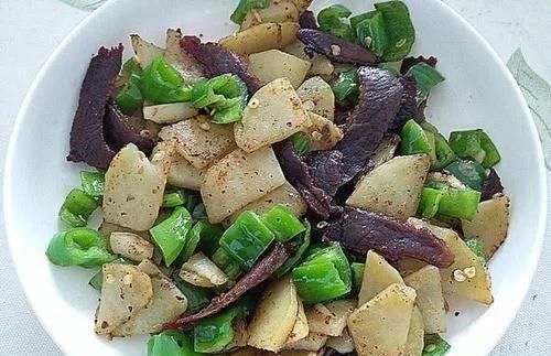 土豆和它一起炒,吃着比肉香,家人都爱吃,太解馋了