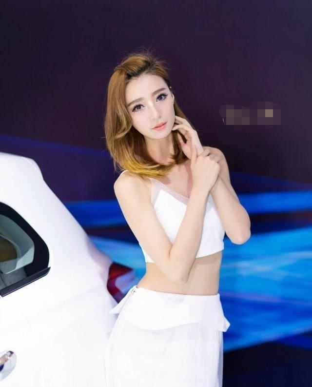 君越车模穿薄纱裙,时尚靓丽,露白皙皮肤,颇为养眼