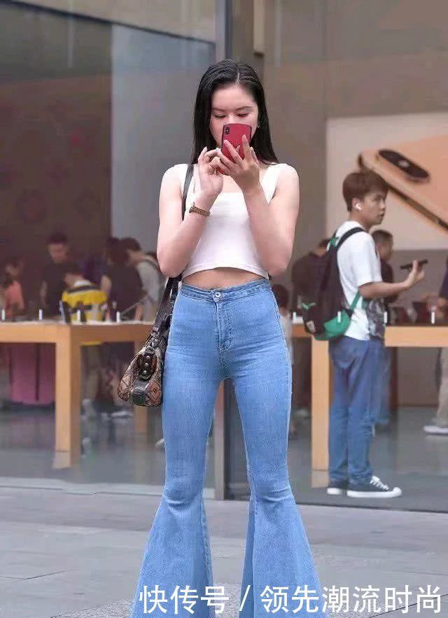 喇叭|街拍美女:过时的喇叭牛仔裤,竟能穿出这样大长腿,小姐姐太美了