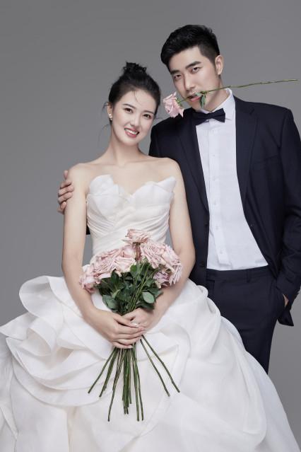 新金牌娱乐观察家|女排明星张常宁情人节官宣婚讯,透露婚礼日期,老公身高2米1