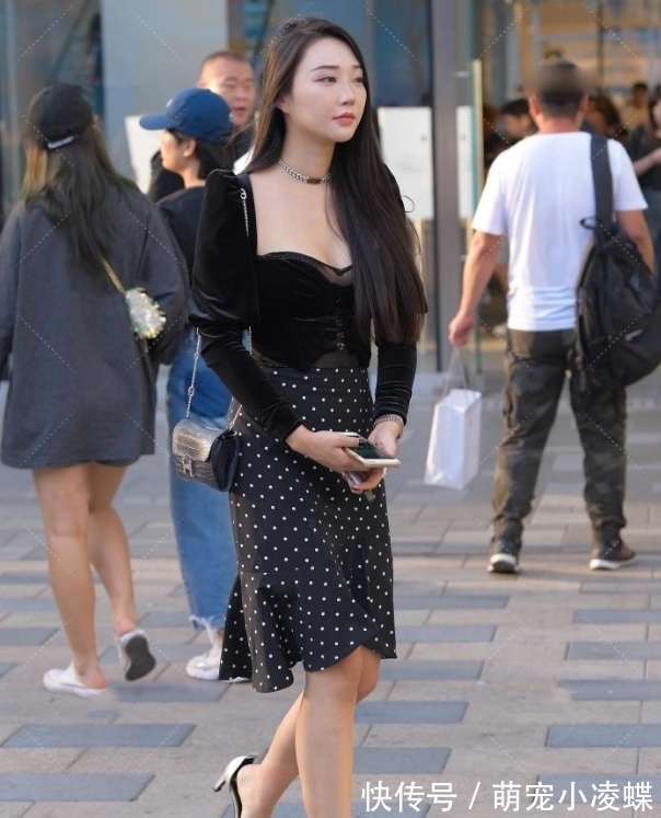 小姐姐 圆点波浪裙,搭配低领丝绒上衣,优雅美丽