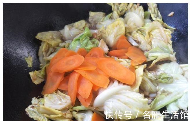 配菜|炒包菜时，多加1样配菜，味道更好营养高，孩子老人都爱吃