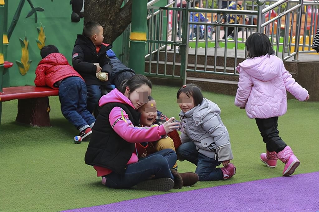 疏远|孩子越大越跟自己疏远？多半是妈妈，没有建立好“亲子依恋关系”