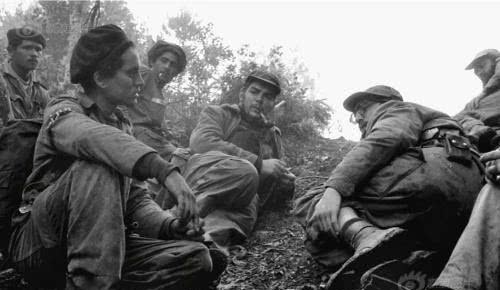 偷袭|卡斯特罗召集165人偷袭圣地亚哥的兵营,输得太惨,自己中枪被俘