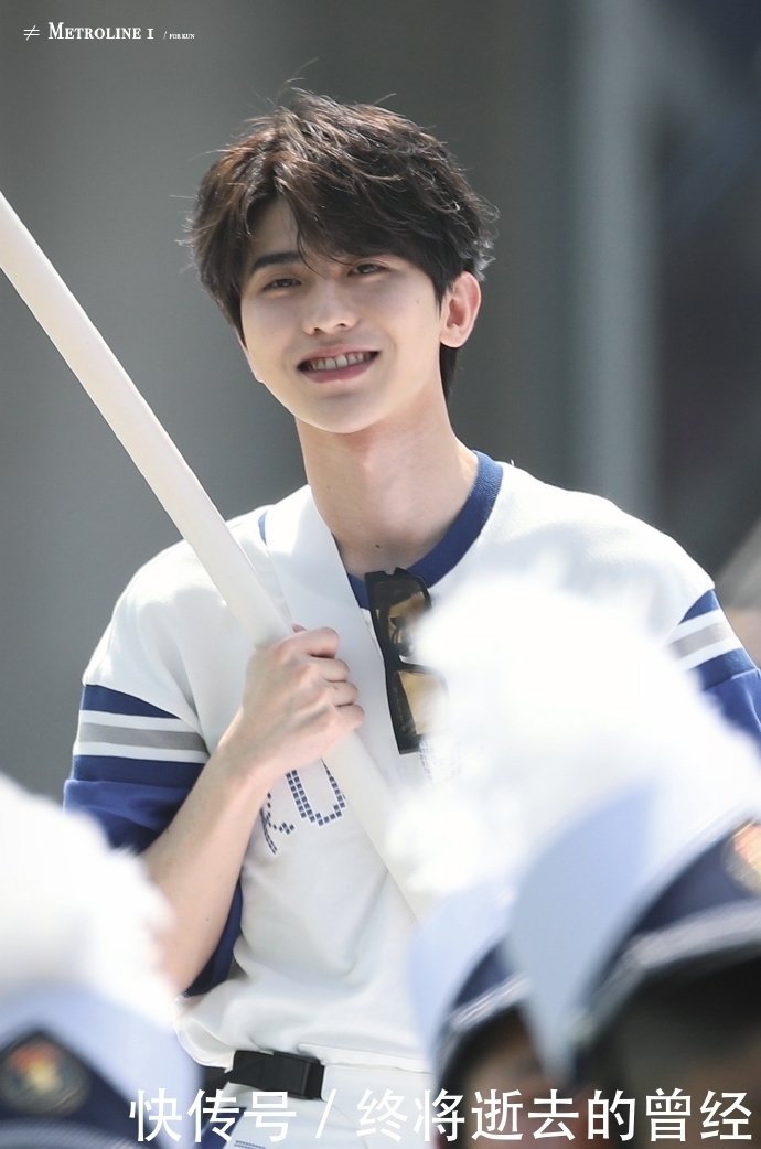 蔡徐坤今日《奔跑吧》路透来袭 运动会上的小小扛旗手甜度爆表可爱炸裂!