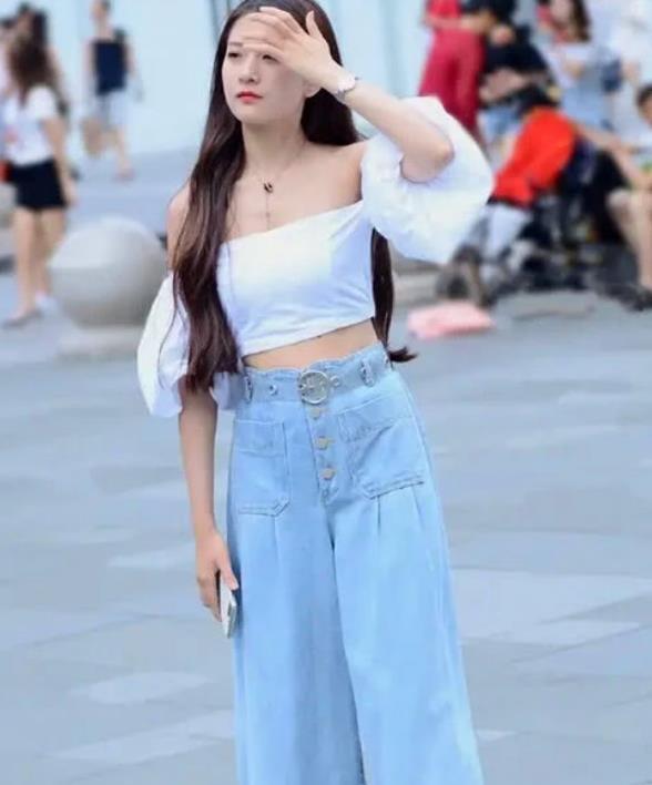 街拍:温婉可人的小美女,身穿双层连衣裙,清新靓丽好身材