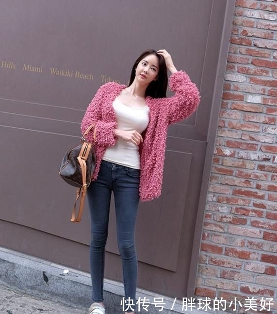 牛仔裤|穿着深色牛仔裤的美女,搭配打底衫,唯美又吸睛,秀出潮范!