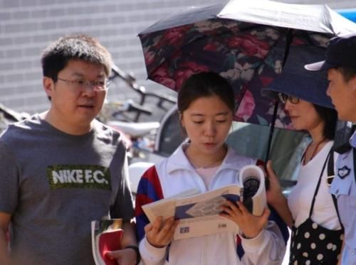 学生大喊“奥特曼”名字，校方8字为由进行劝退，家长为何称快？