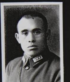 优待|此将军因得罪张发奎而被陷害,老蒋把他枪毙后很愧疚,只好优待他家人