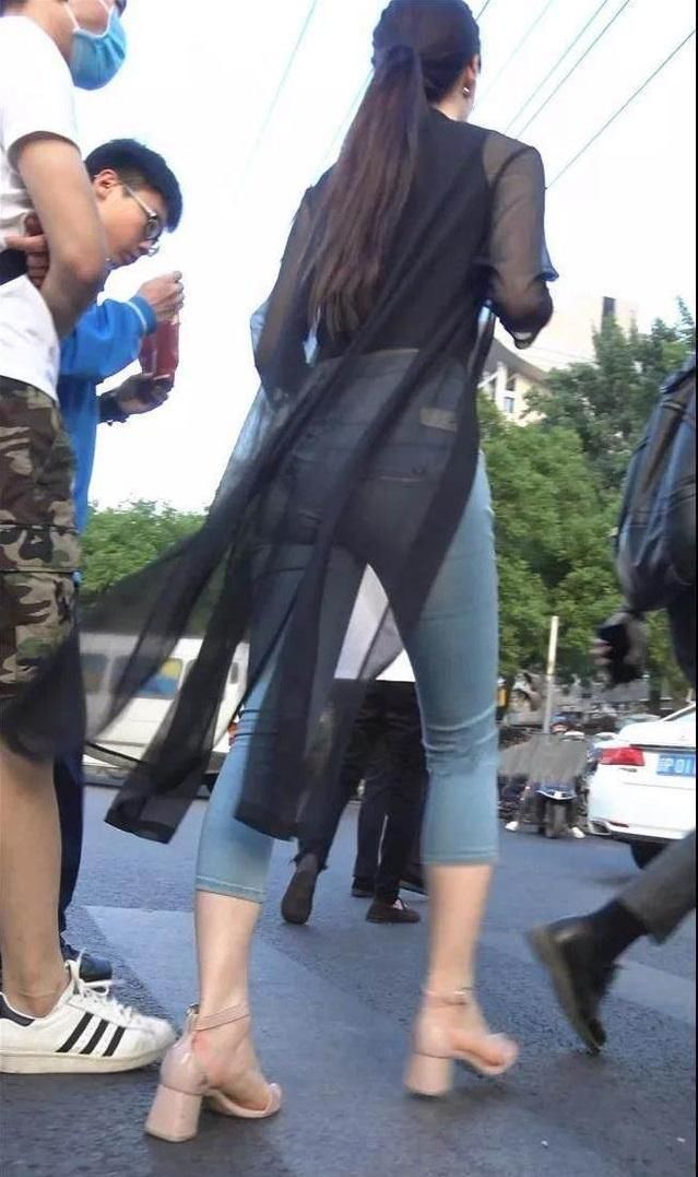 路人街拍,小背心搭配高腰蓝色牛仔裤,性感火辣