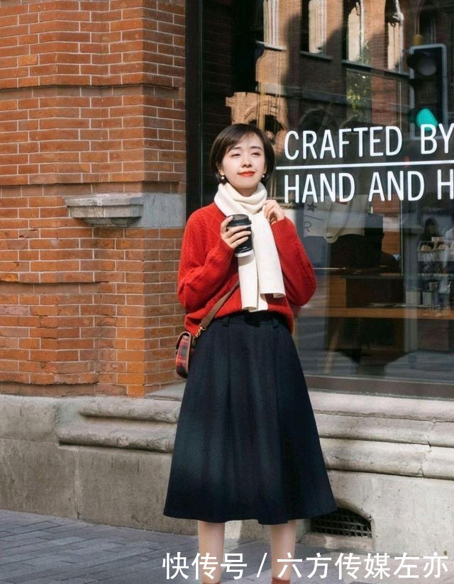 日常穿搭怎么穿才高级?没必要装嫩,简约的针织衫穿搭就很不错