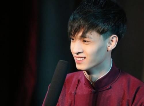 周九良 秦霄贤变“白马王子”,牵马时手放位置太抢镜,和白冰戴同款墨镜引争议